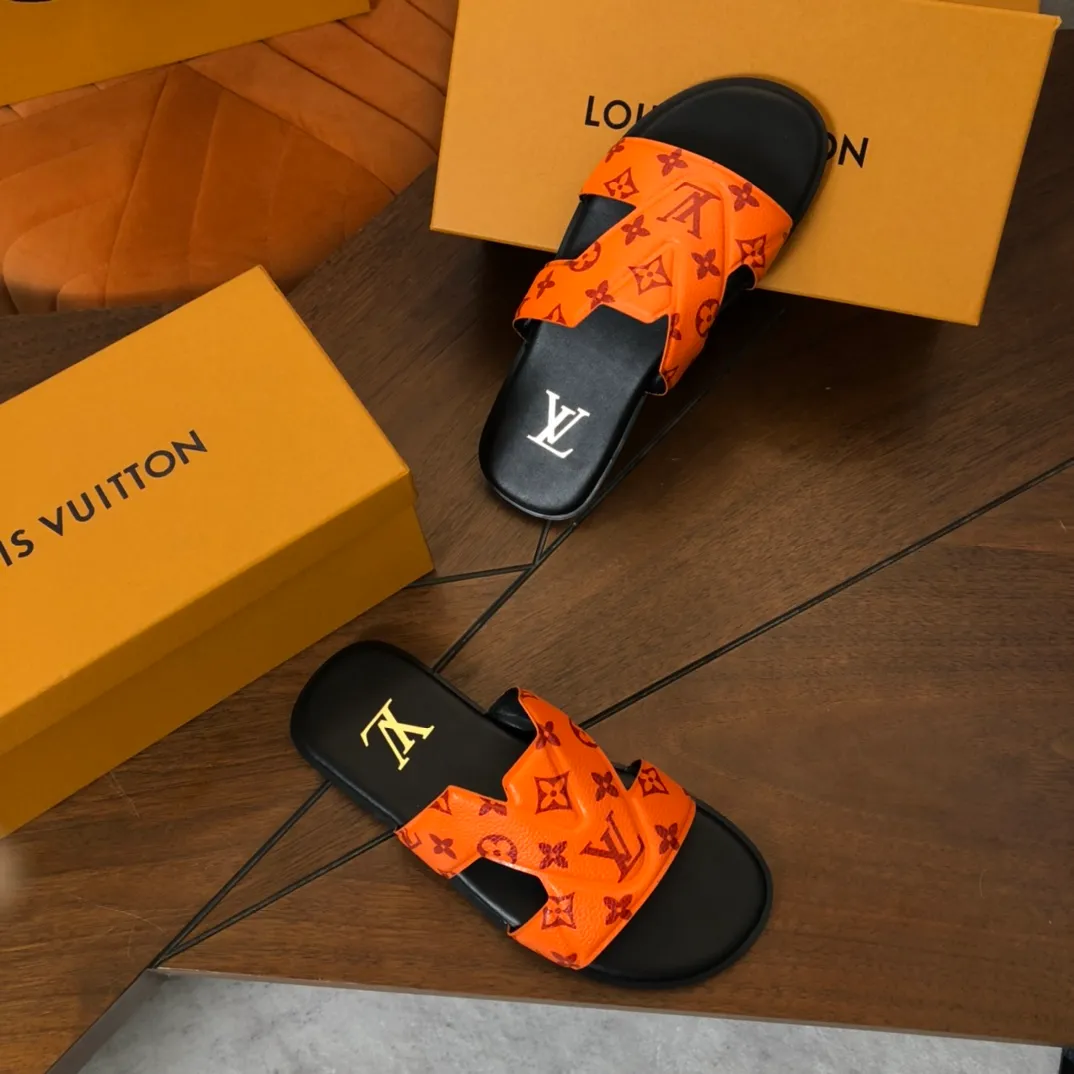 Factory price: 270💰LV counters are selling new brand luxury men's slippers, casual, loose and comfortable. The must-have model in the picture above [Happy][Happy], multiple colors available Size: 38-44, customized 45